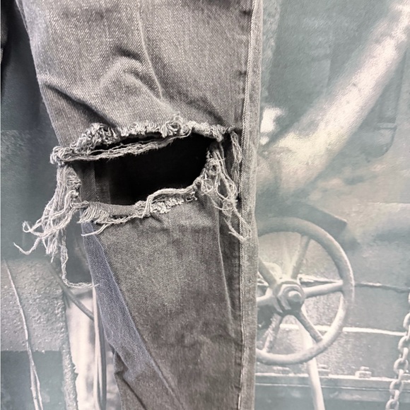 American Eagle Black distressed 8 long strigid mom jean - Picture 3 of 15